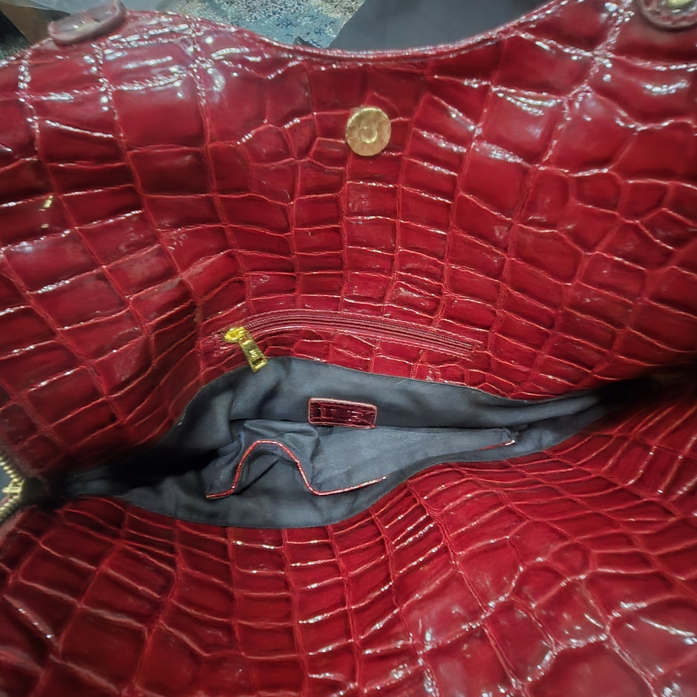 Chic Maroon Crocodile-Patterned Shoulder Bag - image 3